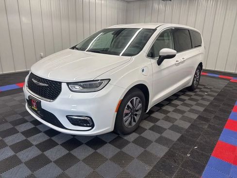 Used 2023 Chrysler Pacifica Touring-L FWD image 7