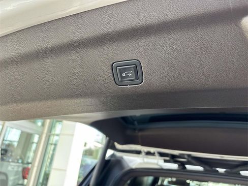 Used 2023 GMC Yukon XL SLT w/ SLT Luxury Package image 16