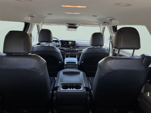 Used 2025 Kia Carnival FWD image 12