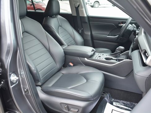 Used 2023 Toyota Highlander XLE image 21