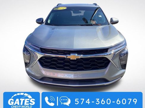 Used 2024 Chevrolet Trax LT w/ Driver Confidence Package image 2