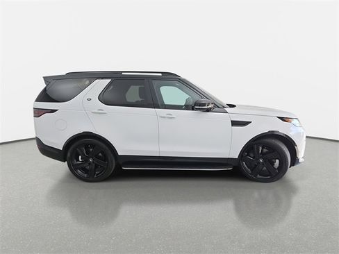 Used 2025 Land Rover Discovery Dynamic SE image 4