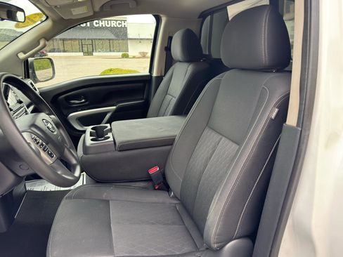 Used 2017 Nissan Titan SV image 24