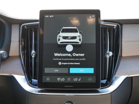 New 2025 Volvo XC90 T8 Core image 7