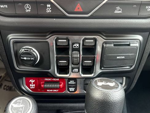Used 2026 Jeep Wrangler Unlimited Rubicon AWD/4WD image 34