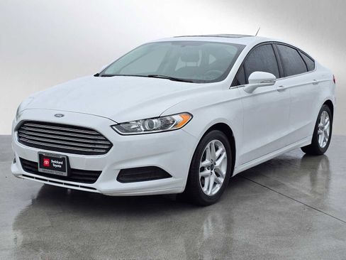 Used 2015 Ford Fusion SE image 3