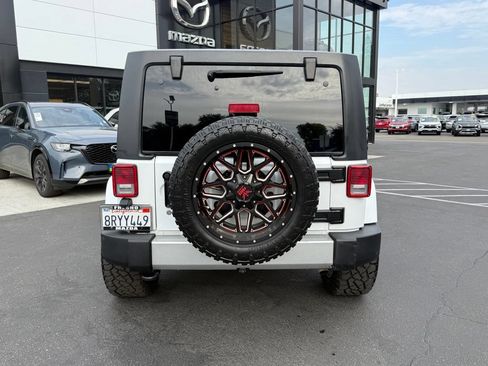 Used 2018 Jeep Wrangler Unlimited Sahara AWD/4WD image 9