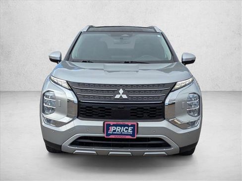 Used 2023 Mitsubishi Outlander SE image 2