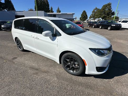 Used 2018 Chrysler Pacifica Touring Plus w/ S Appearance Package image 2