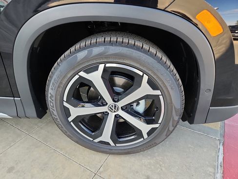 New 2026 Volkswagen Tiguan SE FWD image 9