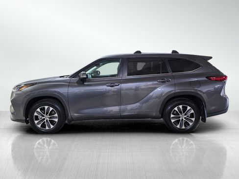 Used 2023 Toyota Highlander XLE FWD image 4