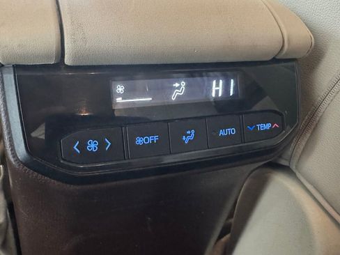 Used 2021 Toyota Highlander XLE image 11