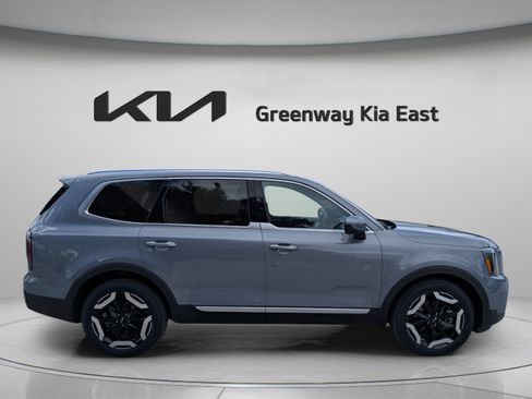 Certified 2023 Kia Telluride EX w/ EX Captain's Chair Package FWD image 5