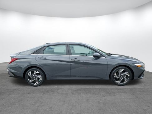 Used 2025 Hyundai Elantra SEL image 2