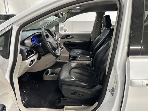 Used 2022 Chrysler Pacifica Touring-L image 6