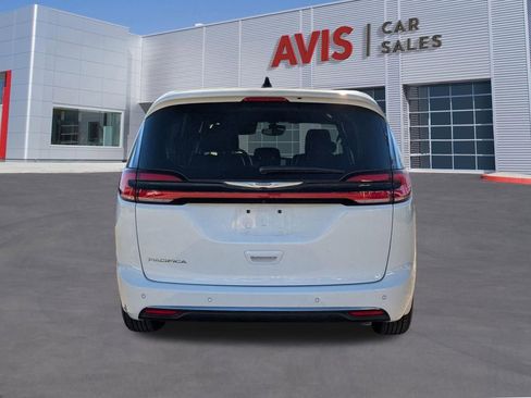 Used 2025 Chrysler Pacifica Select image 5