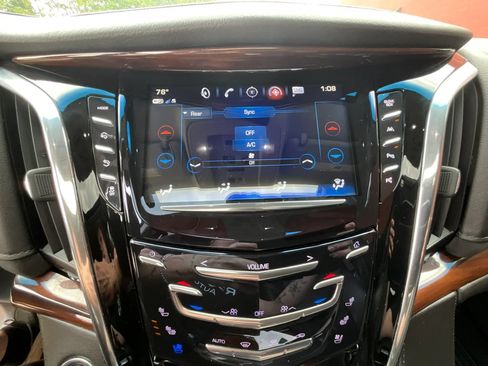 Used 2017 Cadillac Escalade Luxury AWD/4WD image 39