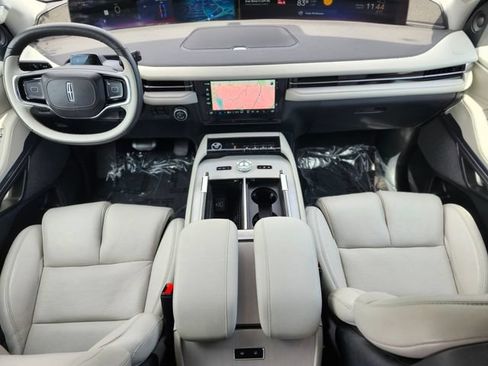 Used 2025 Lincoln Navigator Reserve AWD/4WD image 12