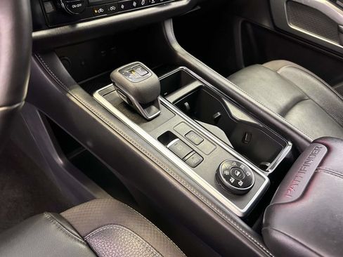 Used 2025 Nissan Pathfinder SL AWD/4WD image 16