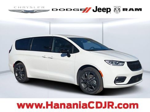 New 2026 Chrysler Pacifica Select image 1