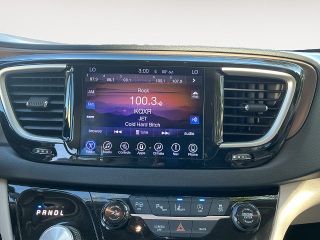 Used 2017 Chrysler Pacifica Touring-L Plus w/ Advanced Safetytec Group FWD image 12