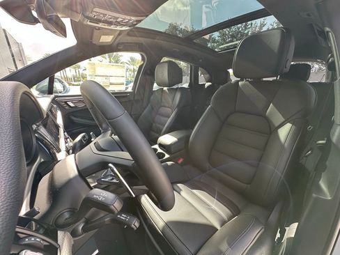 Certified 2025 Porsche Macan AWD/4WD image 5