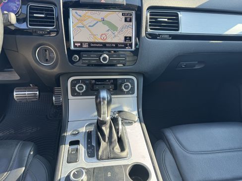 Used 2014 Volkswagen Touareg TDI image 16