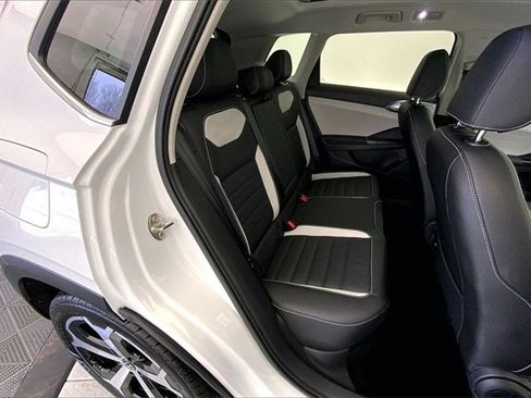 Used 2025 Volkswagen Taos SEL image 27