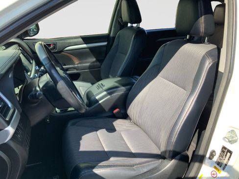 Used 2017 Toyota Highlander Plus FWD image 21