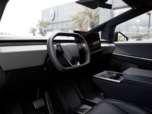 Used 2025 Tesla Cybertruck AWD Crew Cab image 28