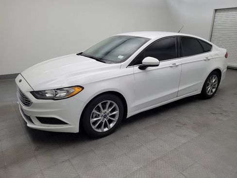 Used 2017 Ford Fusion SE image 2