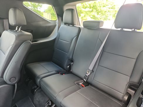 Used 2025 Chevrolet Traverse LT FWD image 16