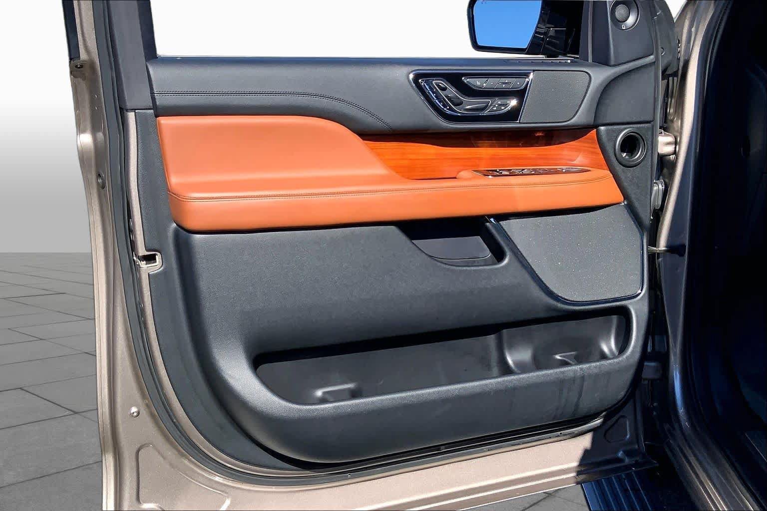 Used 2019 Lincoln Navigator Reserve w/ Cargo Package AWD/4WD image 22