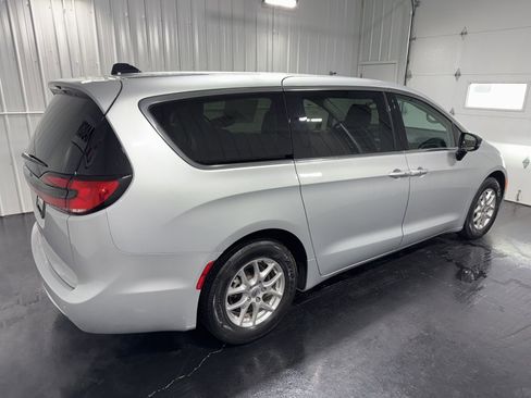 Used 2024 Chrysler Pacifica Touring-L FWD image 3