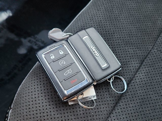 Used 2025 Jeep Grand Cherokee Altitude AWD/4WD image 50