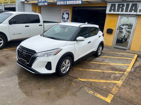 Used 2022 Nissan Kicks S FWD image 3