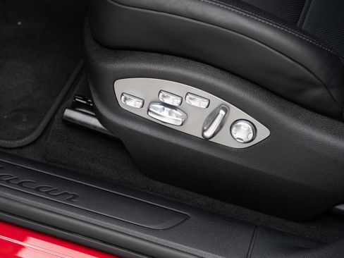 Certified 2025 Porsche Macan AWD/4WD image 15