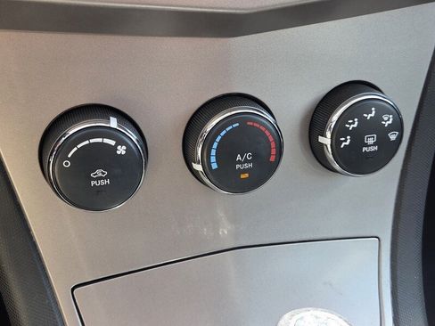 Used 2010 Chrysler Sebring Limited FWD image 25