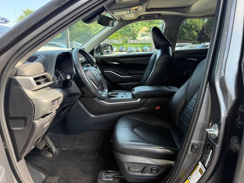 Used 2023 Toyota Highlander XLE AWD/4WD image 21