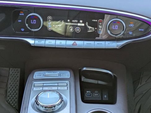 Used 2022 Genesis GV70 2.5T w/ Advanced Package AWD/4WD image 16