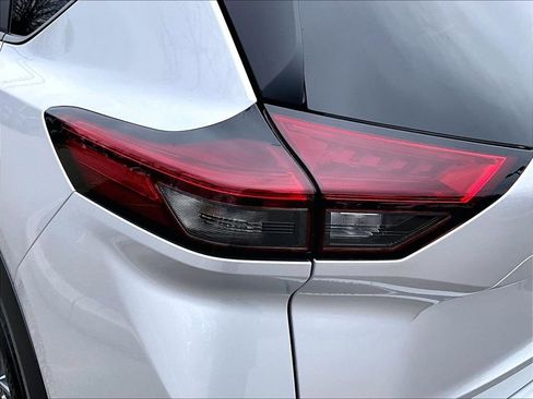 Used 2025 Nissan Rogue S AWD/4WD image 32