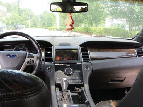 Used 2013 Ford Taurus Limited image 9