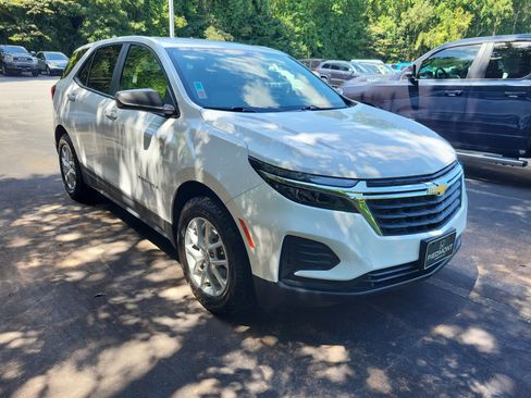 Used 2023 Chevrolet Equinox LS w/ LS Convenience Package FWD image 3