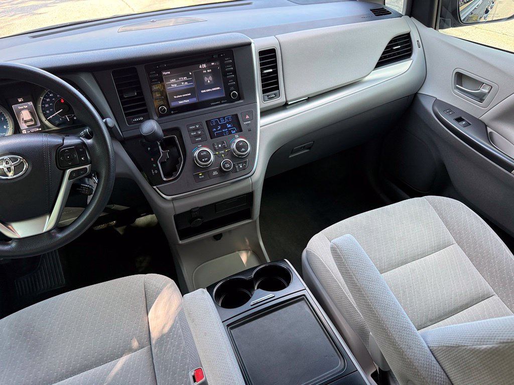 Used 2018 Toyota Sienna LE FWD image 30