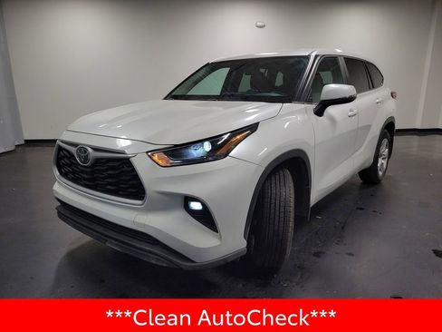 Used 2023 Toyota Highlander LE image 4
