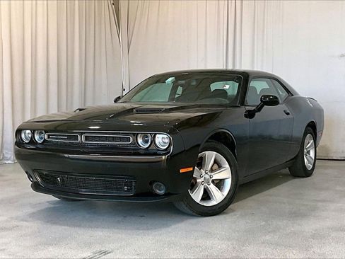 Used 2023 Dodge Challenger SXT image 2