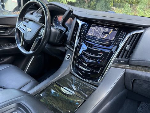 Used 2017 Cadillac Escalade ESV Platinum AWD/4WD image 19