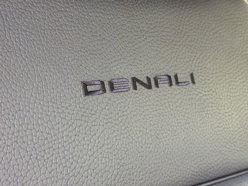 Used 2025 GMC Yukon XL Denali AWD/4WD image 17