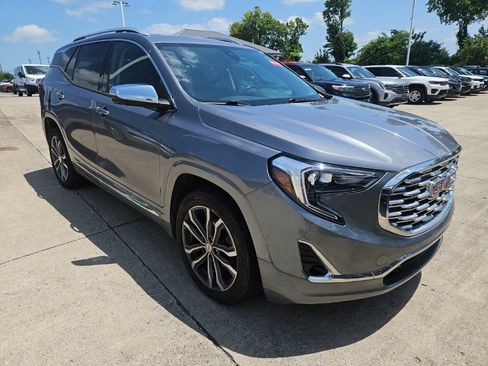 Used 2020 GMC Terrain Denali w/ Denali Premium Package FWD image 2
