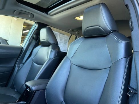 Used 2022 Toyota Corolla Cross XLE w/ Convenience Package FWD image 9